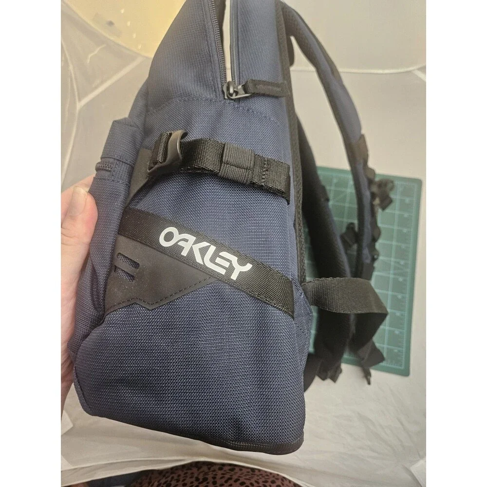 Oakley Modelo Oro Cerveza Backpack w padded laptop sleeve Blue
